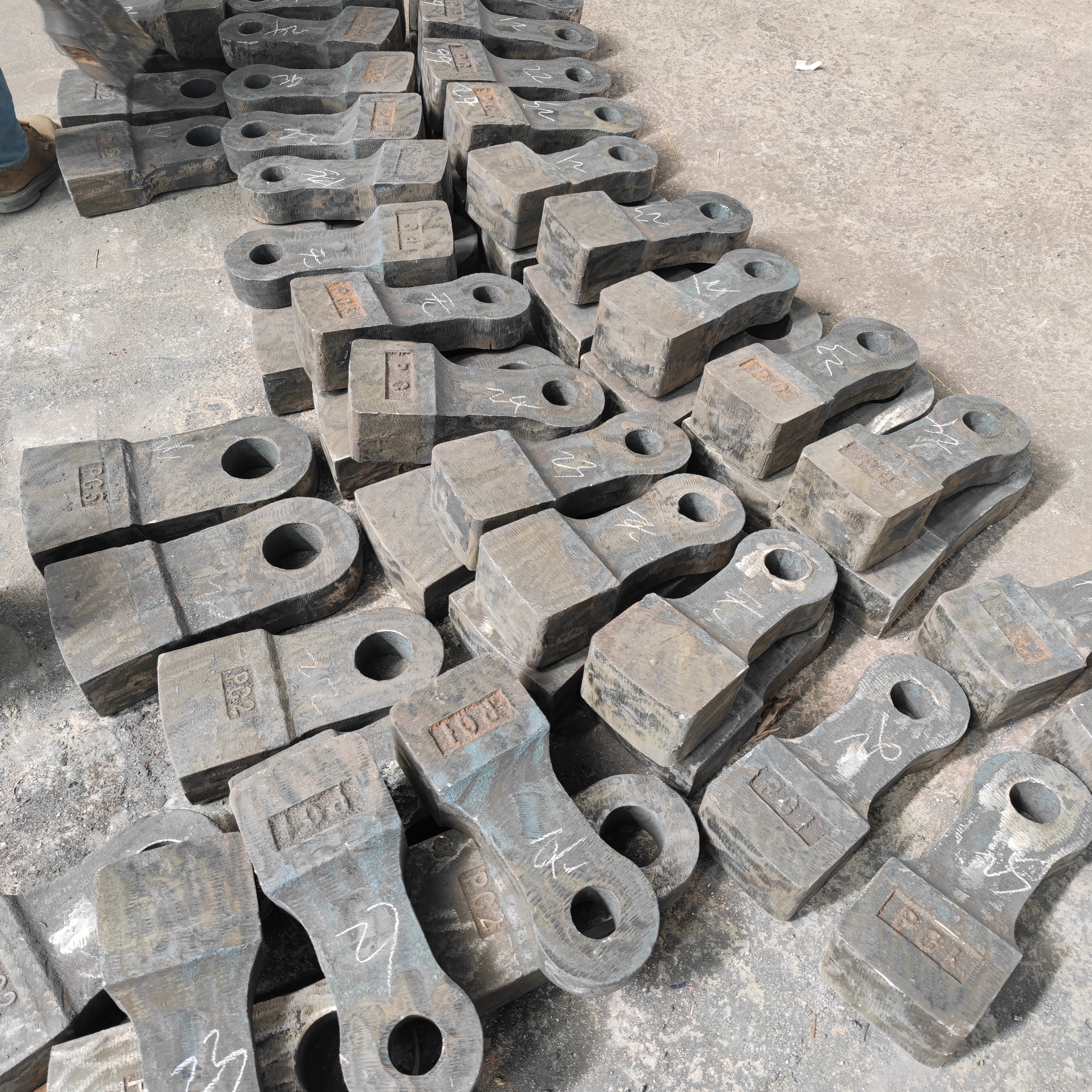 High Manganese Steel Casting Hammer Crusher Spare Parts